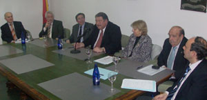 La mesa presidencial con todos los participantes en el acto homenaje. La mesa presidencial con todos los participantes en el acto homenaje.