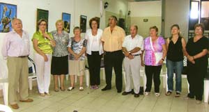 Un grupo de asistentes al acto, entonando los himnos argentino y español. Un grupo de asistentes al acto, entonando los himnos argentino y español.