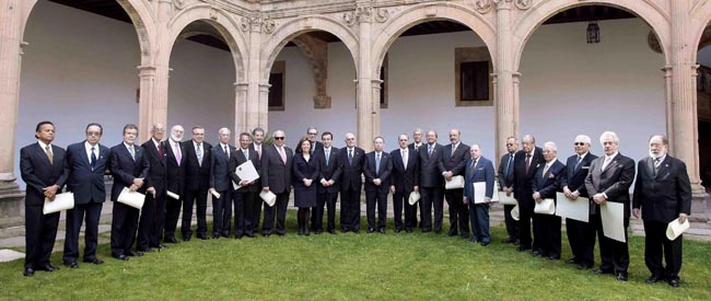Los representantes de las 20 Academias posan junto al rector José Ramón Alonso y la consejera de Cultura, María José Salgueiro, tras recibir el premio más importante para los hispanistas. Los representantes de las 20 Academias posan junto al rector José Ramón Alonso y la consejera de Cultura, María José Salgueiro, tras recibir el premio más importante para los hispanistas.