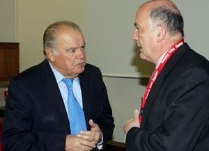 El secretario general Iberoamericano, Enrique V. Iglesias –a la izda.–, con el vicerrector Manuel Alcántara Sáez. El secretario general Iberoamericano, Enrique V. Iglesias –a la izda.–, con el vicerrector Manuel Alcántara Sáez.