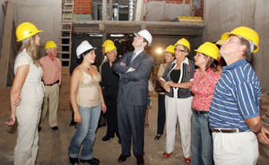Mañueco y Colsa, durante la visita que realizaron a las obras del Centro Burgalés. Mañueco y Colsa, durante la visita que realizaron a las obras del Centro Burgalés.