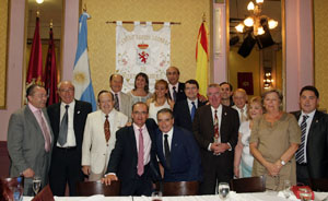 Mañueco, Colsa y el cónsul general de España posan con dirigentes de la colectividad. Mañueco, Colsa y el cónsul general de España posan con dirigentes de la colectividad.