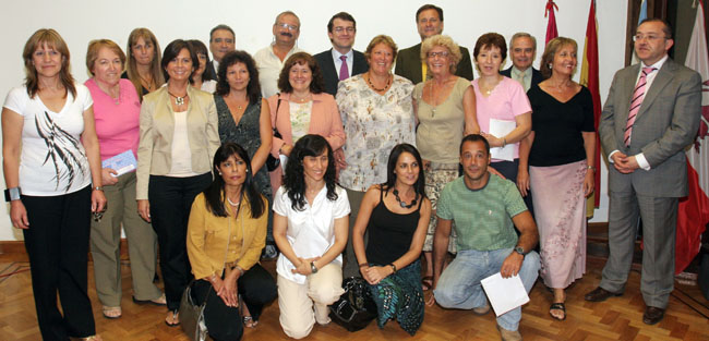 Alfonso Fernández Mañueco y Félix Colsa posan junto a los beneficiarios del programa ‘Siente Castilla y León’.