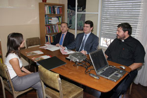 Mañueco y Colsa con los responsables de la Fundación. Mañueco y Colsa con los responsables de la Fundación.