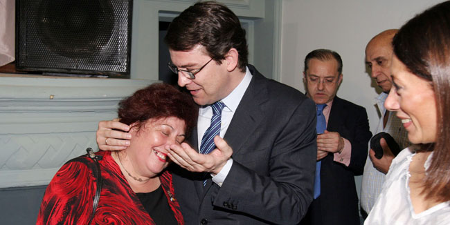 El consejero de Interior, salundo a una las asistentes al acto.