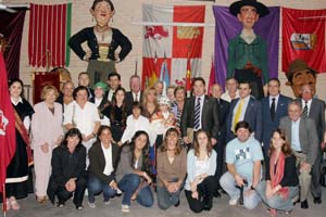 La presidenta de la Diputación posa con algunos de los socios del Centro Castellano Leonés. La presidenta de la Diputación posa con algunos de los socios del Centro Castellano Leonés.