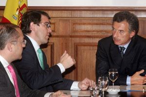 Alfonso Fernández Mañueco conversa con Macri en presencia de Félix Colsa. Alfonso Fernández Mañueco conversa con Macri en presencia de Félix Colsa.