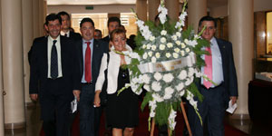La presidenta de la Diputación y el diputado Lázaro García depositan  una ofrenda floral, en la galería de las banderas.