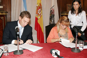 Santilli y Carrasco, durante la firma del convenio.