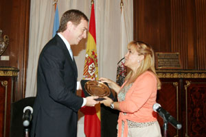 Santilli entrega a Carrasco un plato recordatorio del acto.