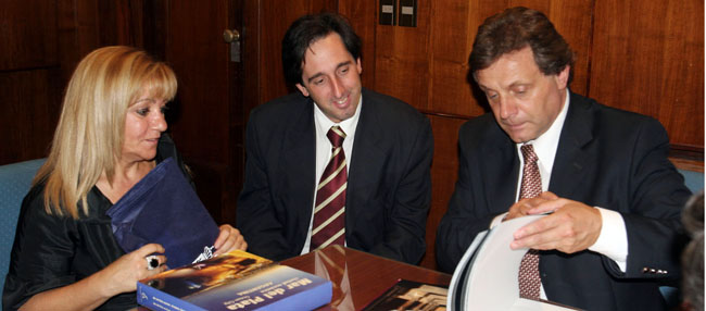 La presidenta de la Diputación y el intendente de Mar del Plata intercambiaron libros institucionales de sus provincias.