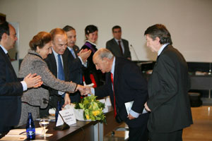 Doña Margarita de Borbón entrega uno de los premios Sorianos del Año. Doña Margarita de Borbón entrega uno de los premios Sorianos del Año.