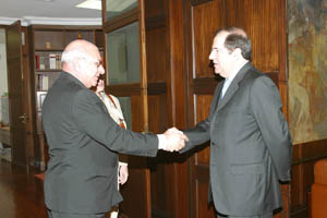 Un momento de la recepción al embajador de Cuba en España. Un momento de la recepción al embajador de Cuba en España.