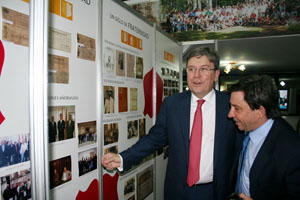 Fernández Santiago y Juan Andrés Blanco observan importantes documentos de la emigración. Fernández Santiago y Juan Andrés Blanco observan importantes documentos de la emigración.