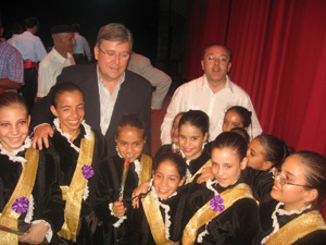 Las bailarinas más pequeñas que participaron en el espectáculo pidieron fotografiarse con Fernández Santiago y Colsa. Las bailarinas más pequeñas que participaron en el espectáculo pidieron fotografiarse con Fernández Santiago y Colsa.