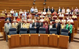 El presidente de las Cortes, José Manuel Fernández Santiago, recibió a miembros de la Federación de Casas Regionales. El presidente de las Cortes, José Manuel Fernández Santiago, recibió a miembros de la Federación de Casas Regionales.