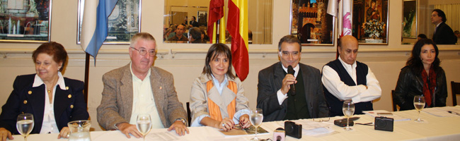 De izda. a dcha.: Susana Suárez (tesorera), Jorge García (secretario), Julia Hernando (vicepresidenta), Pedro Bello (presidente), Cándido Vidales (vocal) y Mariana Bello (protesorera), durante el acto en el que se dio a conocer la nueva Junta. De izda. a dcha.: Susana Suárez (tesorera), Jorge García (secretario), Julia Hernando (vicepresidenta), Pedro Bello (presidente), Cándido Vidales (vocal) y Mariana Bello (protesorera), durante el acto en el que se dio a conocer la nueva Junta.
