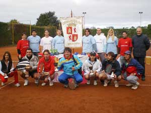 Algunos de los participantes en el torneo de tenis organizado por la entidad. Algunos de los participantes en el torneo de tenis organizado por la entidad.
