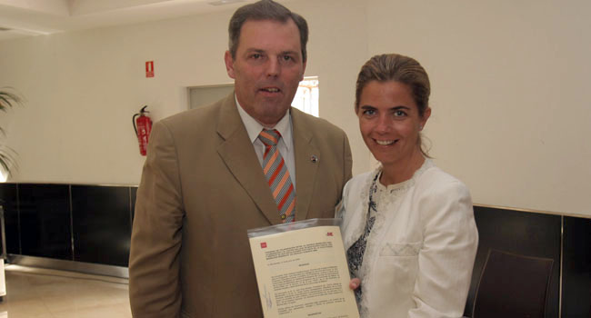 Jorge Torres y Victoria Cristobal, con el convenio firmado. Jorge Torres y Victoria Cristobal, con el convenio firmado.