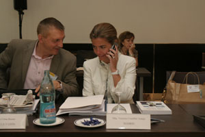 Ignacio Ayala, junto a la representante de Madrid, Victoria Cristóbal, durante el pleno del CGCEE. Ignacio Ayala, junto a la representante de Madrid, Victoria Cristóbal, durante el pleno del CGCEE.
