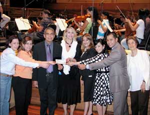  Donativo al Sistema de Orquestas, donde figuran representantes del la FESNOJIV y de la Fundación Banco Canarias.