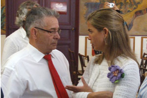 Luis Iglesias y Victoria Cristóbal charlan durante la visita de la directora de la AME.
