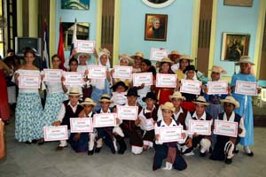  Los alumnos de las escuelas de tradiciones canarias recibieron sus diplomas.