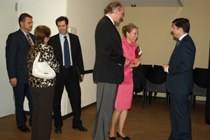 Ignacio Olmos –a la derecha– recibe a los invitados al acto de despedida. Ignacio Olmos –a la derecha– recibe a los invitados al acto de despedida.