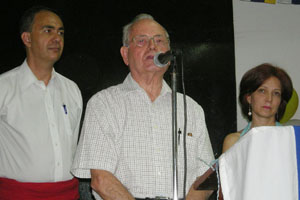 Vicente ‘Tito’ Barroso Herrera, presidente de la Fundación Garajonay, inaugurando el evento, junto a los presentadores Carlos García y Bernardina Chinea.