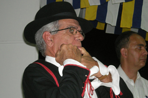 Cándido Paz, integrante de ‘Coros y Danzas de La Gomera en Venezuela’, haciendo una demostración del Silbo Gomero.