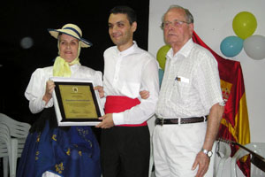 Entrega de reconocimiento a Jonathan Santos, folclorista gomero, por parte de Maurilia Cabrera y Vicente Barroso.