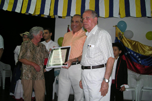 Entrega de reconocimiento a Jacinto Pérez Acosta, delegado de la ORI, por Vicente Barroso, presidente de la Fundación Garajonay, y Luz Doniz.