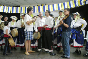 ‘Coros y Danzas de La Gomera en Venezuela’, junto a la rondalla interpretando una isa canaria.
