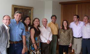 Carlos Conde, Sandra Gómez, Leticia García González, presidenta de la Asociación Hijos y Nietos; Luis Martínez Niembro, presidente del CAC; Aníbal J. Jiménez Abascal, cónsul general; Maribel de los Reyes; el agasajado, Jorge Peralta Momparle Carlos Conde, Sandra Gómez, Leticia García González, presidenta de la Asociación Hijos y Nietos; Luis Martínez Niembro, presidente del CAC; Aníbal J. Jiménez Abascal, cónsul general; Maribel de los Reyes; el agasajado, Jorge Peralta Momparle