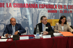 Rafael Herrera, del PSOE; Francisco Ruiz, presidente del CGCEE; y Belén do Campo, del PP; durante el último pleno. Rafael Herrera, del PSOE; Francisco Ruiz, presidente del CGCEE; y Belén do Campo, del PP; durante el último pleno.