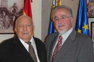 Los homenajeados por Cavespa, los dos ex presidentes del ente binacional, Ricardo Concha Allende y José María Ariño Espada. Los homenajeados por Cavespa, los dos ex presidentes del ente binacional, Ricardo Concha Allende y José María Ariño Espada.