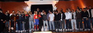 El plantel del Deportivo posa con las modelos que lucieron la indumentaria del equipo. El plantel del Deportivo posa con las modelos que lucieron la indumentaria del equipo.
