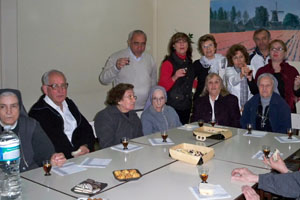 Un momento del brindis con las hermanas del colegio religioso. Un momento del brindis con las hermanas del colegio religioso.