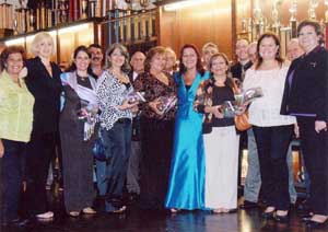  El actual Comité de Damas, regaló unas orquídeas a las integrantes del Comité de Damas anterior.