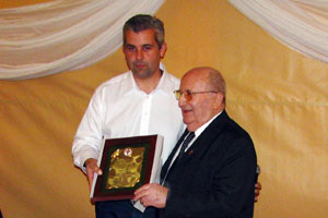 López Dobarro recibiendo la placa de conmemoración.