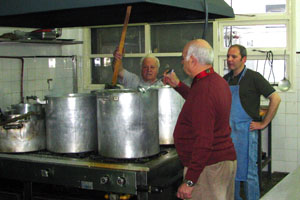Los cocineros preparando la comida típica gallega.