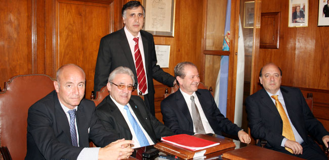 Camba, junto a directivos de Ospaña, Simeco y del Centro Gallego de Buenos Aires, tras la firma del convenio.