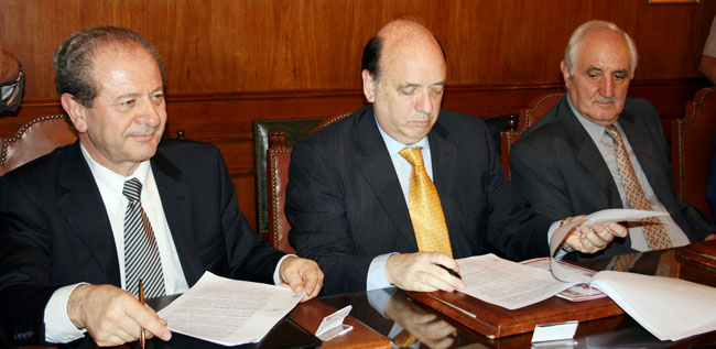 José Escandell, presidente de Simeco, firma el convenio.