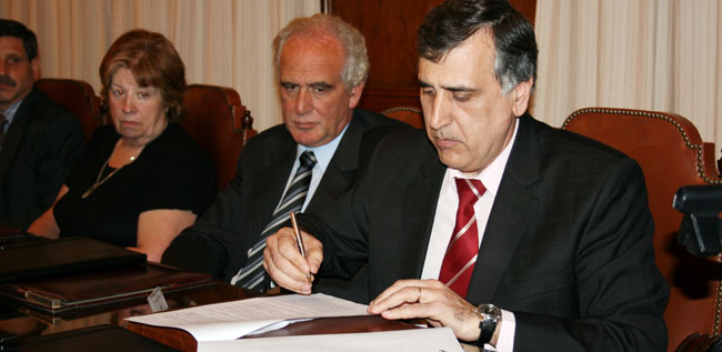 Luis Seoane, presidente de Ospaña, firma el convenio.