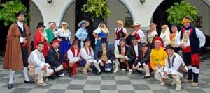  Los integrantes de la Rondalla Típica del HCV posan en el patio de la Casa Colonial de la entidad.