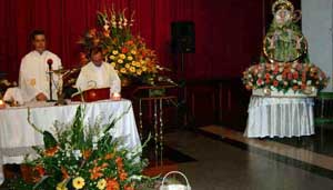  El padre Carlos Luis Suárez, durante uno de los oficios religiosos en honor de la Virgen del Pino.