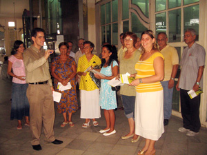 Sixto Gómez dirige a los alumnos para cantar el himno gallego. Sixto Gómez dirige a los alumnos para cantar el himno gallego.