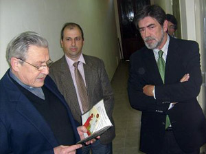  El consejero –1º por la dcha– escucha las palabras del párroco en la inauguración de las nuevas instalaciones.