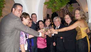  Los directivos de Fedecanarias brindan con cava por este nuevo aniversario del ente federativo. 