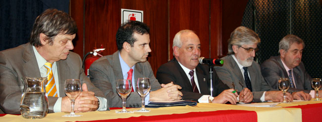 Rafael Méndez -en el centro-, durante la asamblea general de la Asociación de Empresarios Gallegos de Argentina (AEGA). Rafael Méndez -en el centro-, durante la asamblea general de la Asociación de Empresarios Gallegos de Argentina (AEGA).